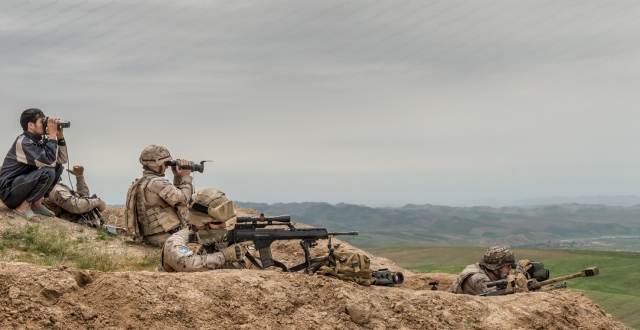 Soldados Españoles y Afganos observando las posiciones de los atacantes de la insurgencia talibán 